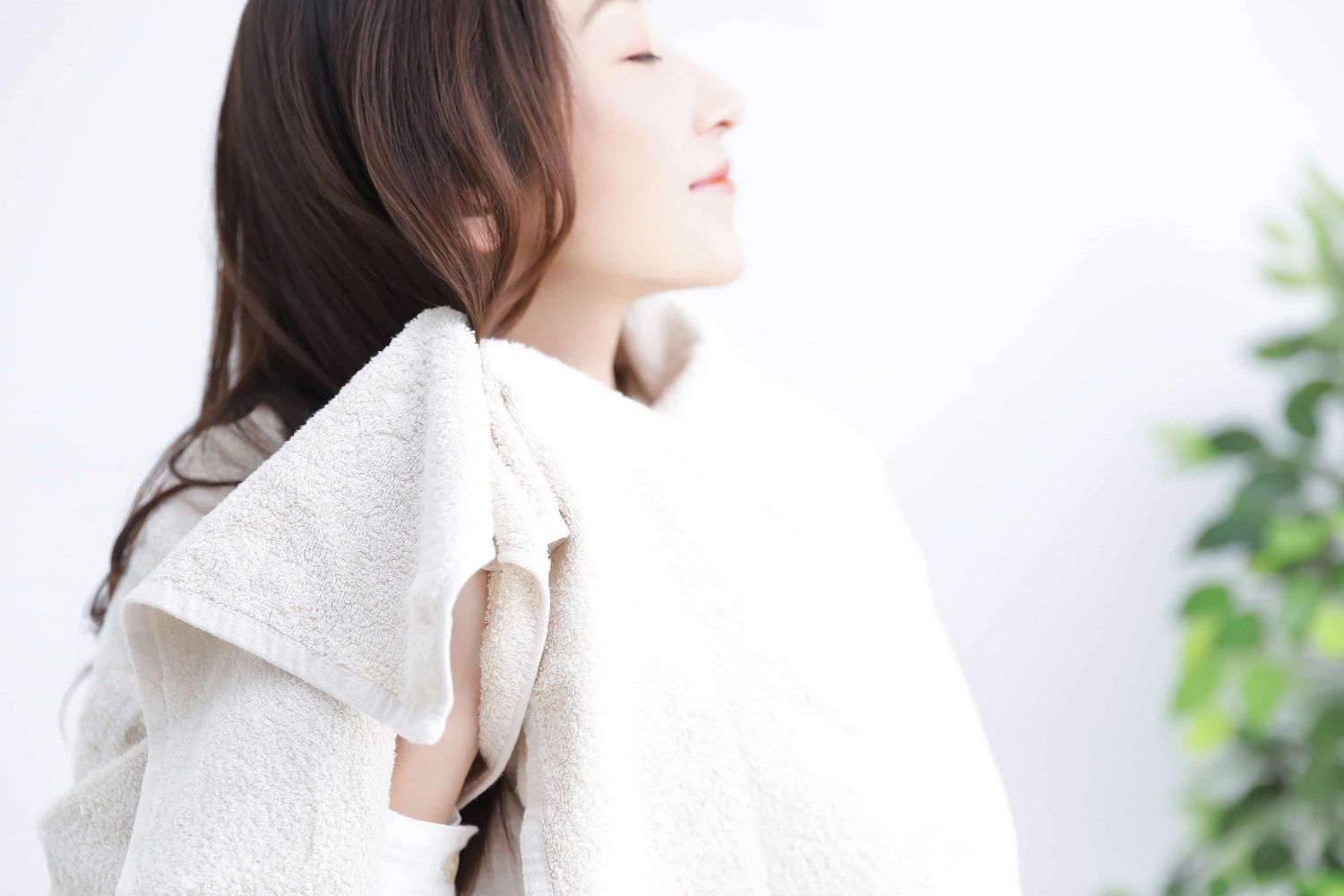 髪をタオルドライしている女性