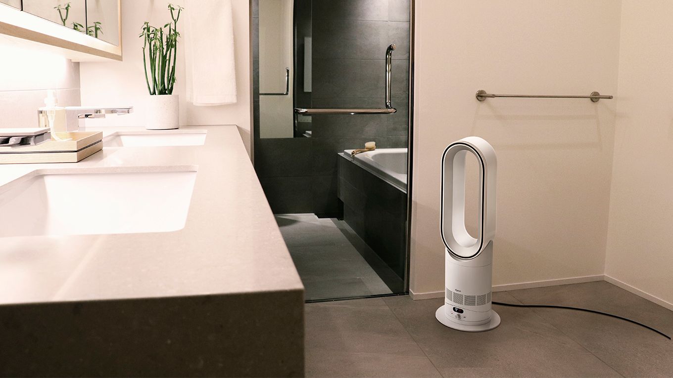 脱衣所やキッチンも暖かく。 サイズは半分、パワフルさそのまま。Dyson HF1