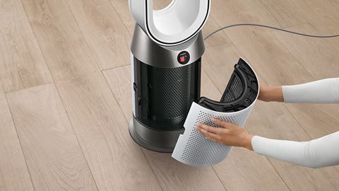 古いフィルターを新しいフィルターに交換する様子