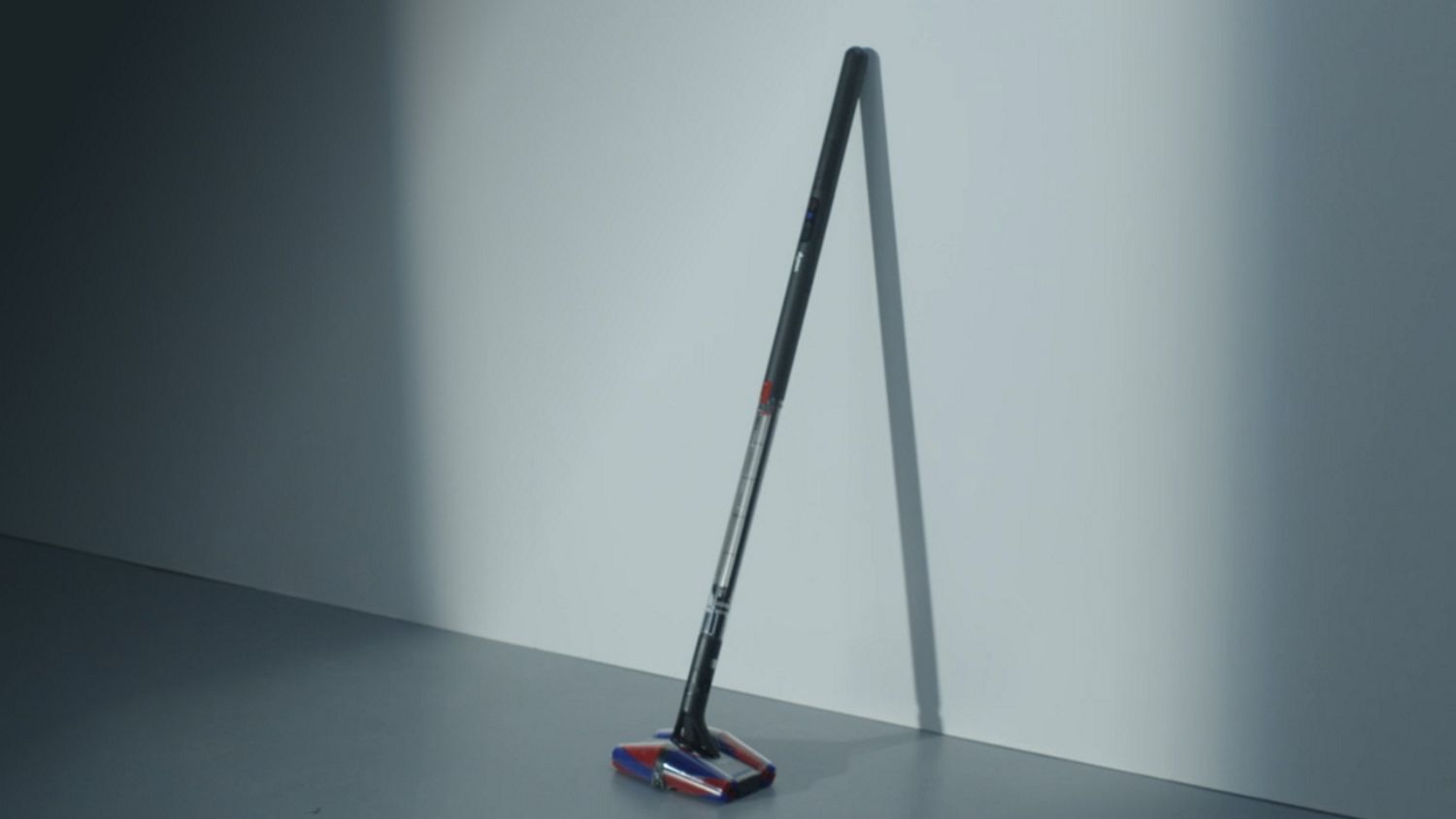 Dyson PencilVac Fluffyconesと、出し入れが自由自在な充電スタンド