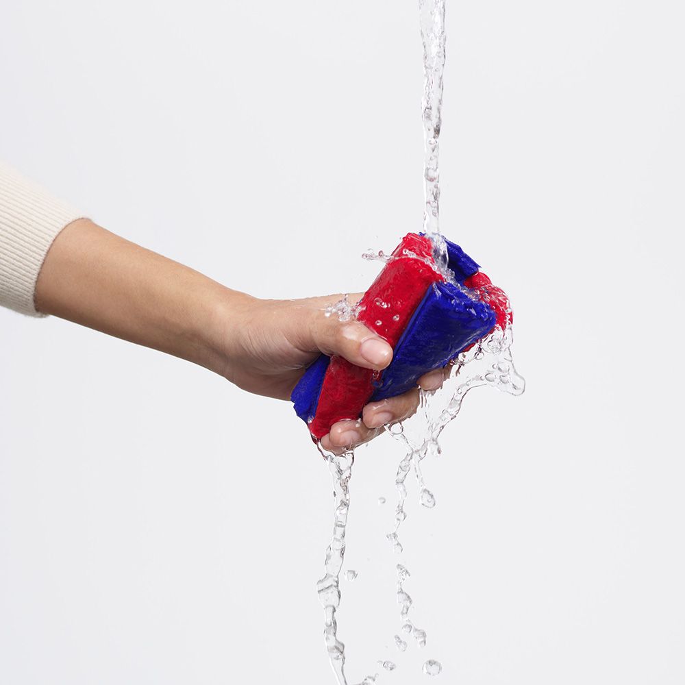 Dyson PencilVac Fluffyconesクリーナーをマグネット式充電ドックに戻す様子