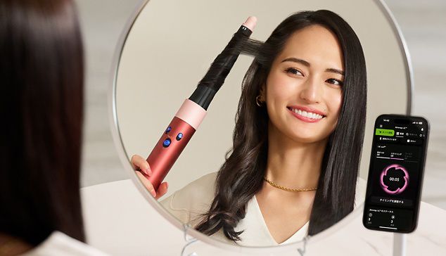 Dyson Airwrap i.dマルチスタイラー＆ドライヤーの自動カール機能を使い、スタイリングする様子