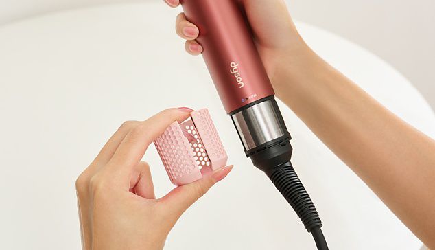 Dyson Airwrap i.dマルチスタイラー＆ドライヤーのフィルターを掃除する様子