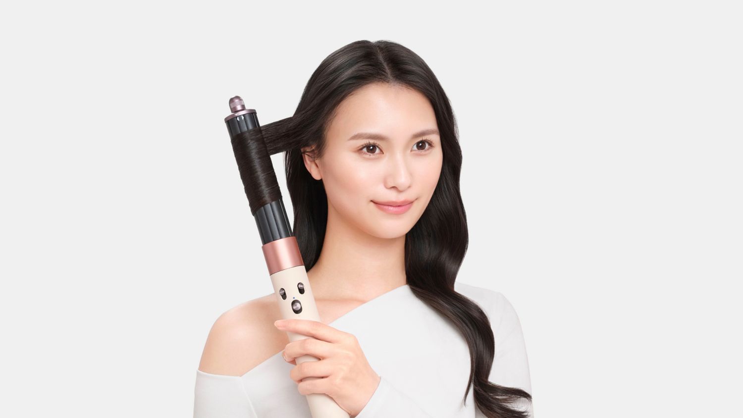 Dyson Airwrap Originマルチスタイラー＆ドライヤーを使って髪をカールさせるモデル。