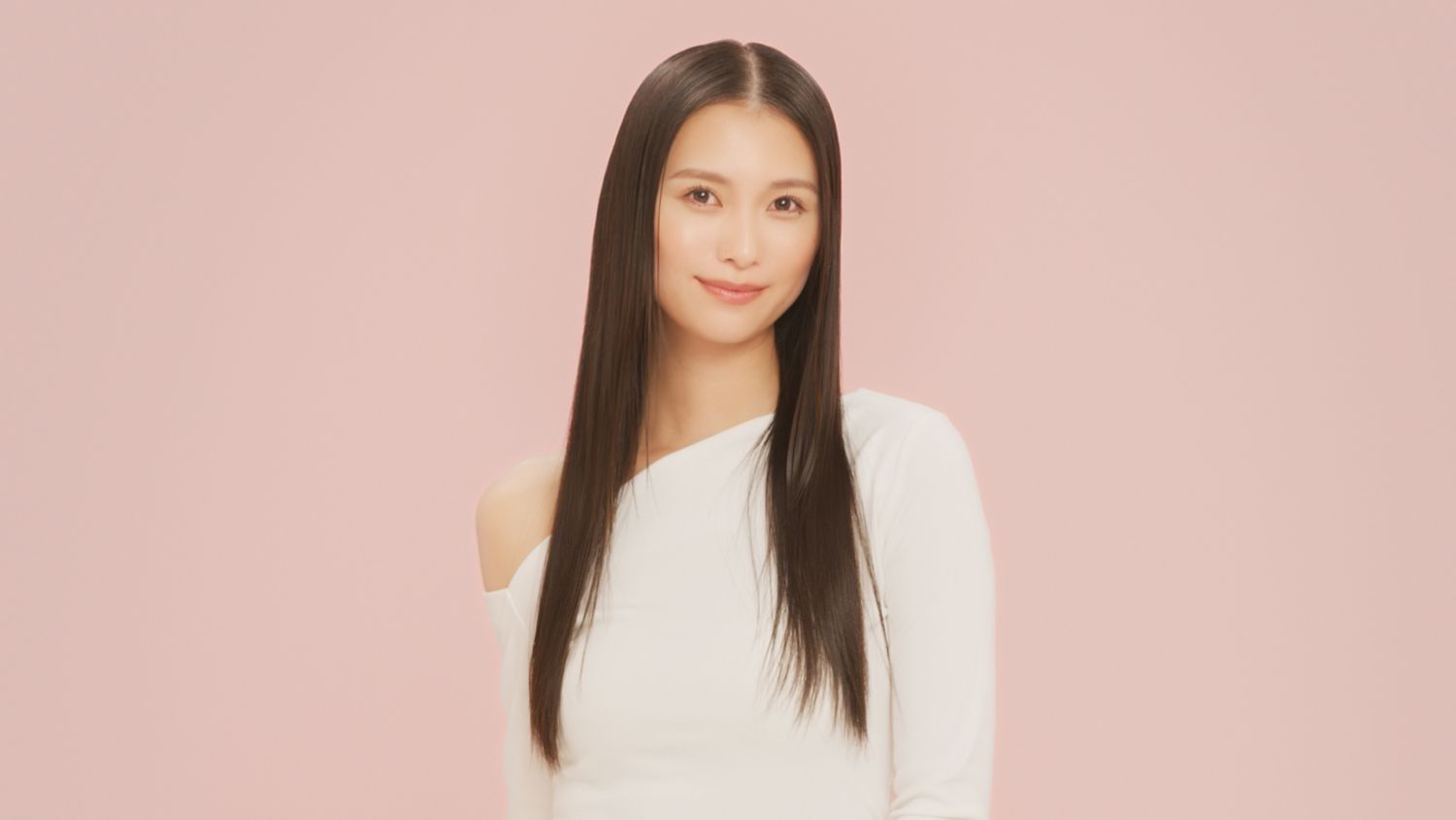 ヘアスタイルをツヤ髪ストレートにしたモデル。