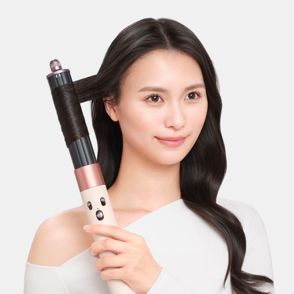 Dyson Airwrap Originマルチスタイラー＆ドライヤーを使って髪をカールさせるモデル。