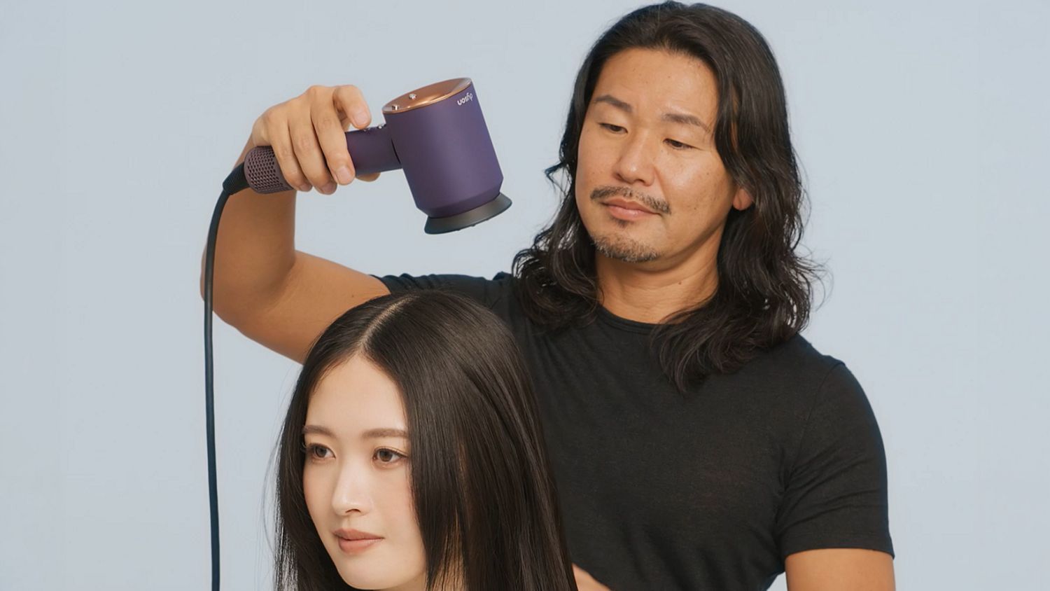 鮮やかなピンクとブルーで視覚化された気流のアニメーションが、マシンのカッタウェイを通り抜ける。