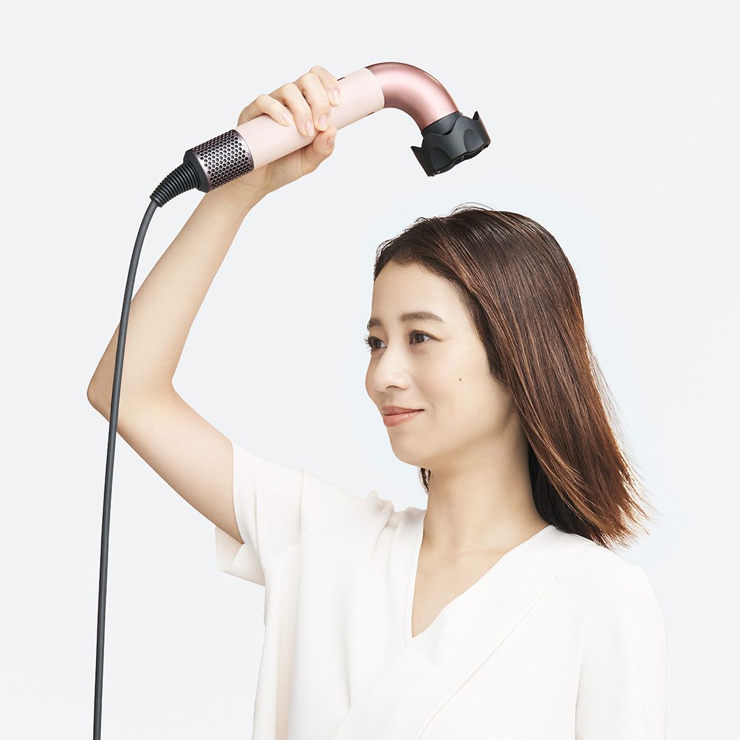 Dyson Supersonic rヘアドライヤーを使用している女性