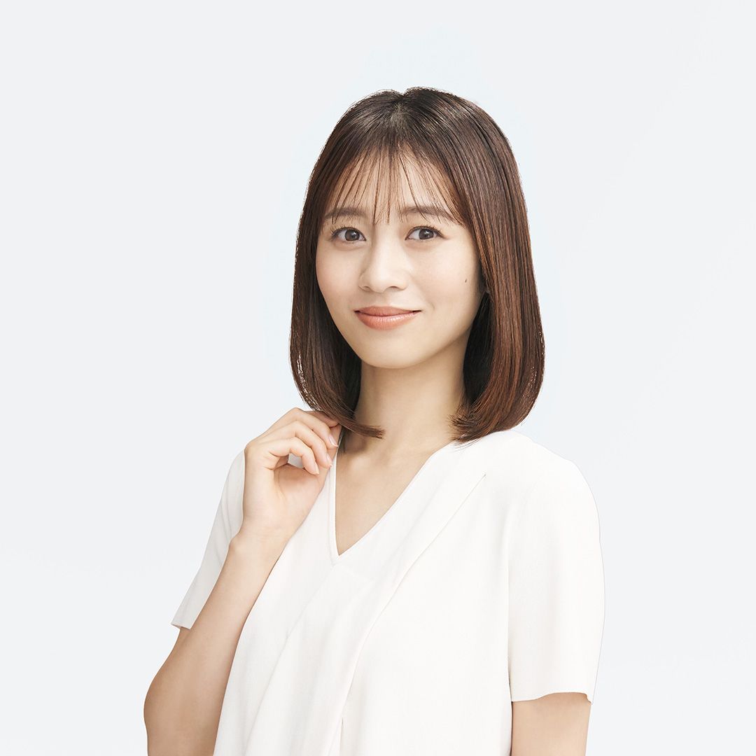 Dyson Supersonic rヘアドライヤーでスタイリングした女性モデル