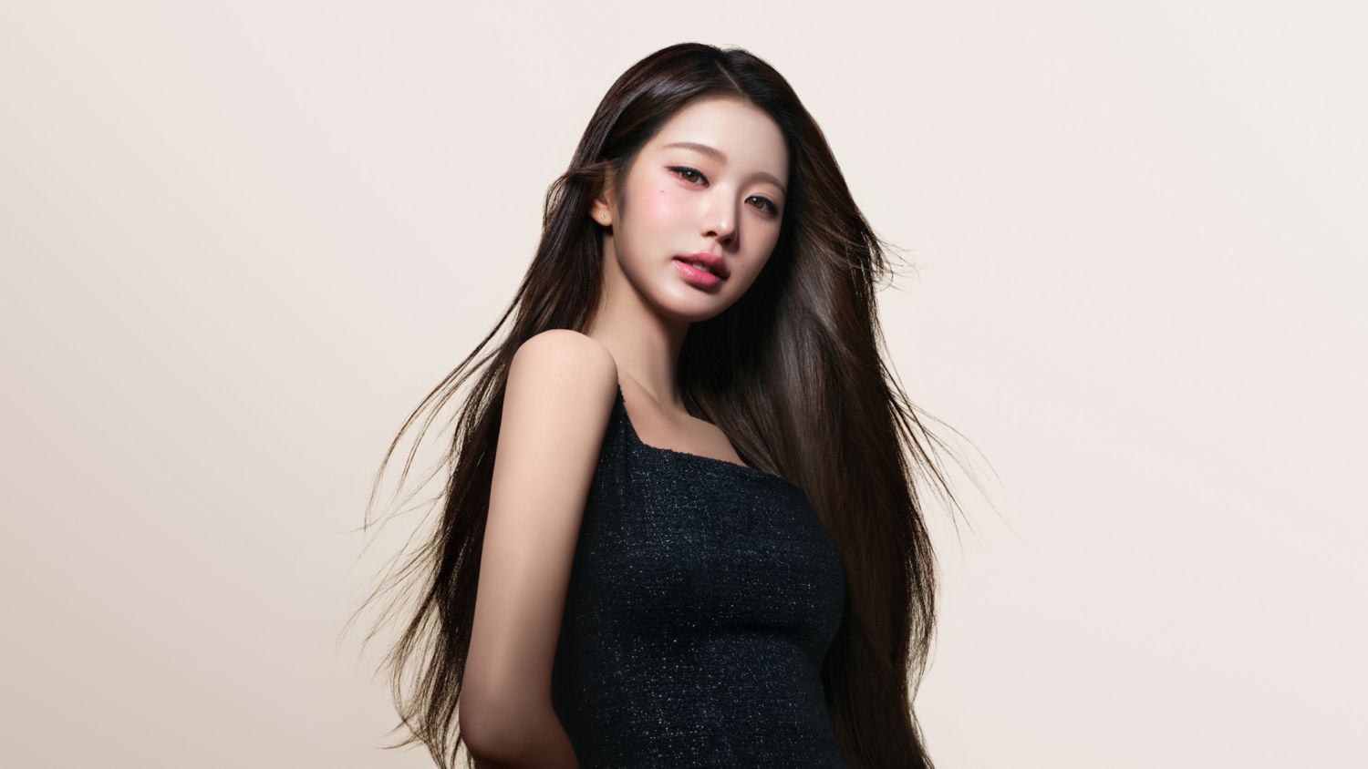 Supersonic Nural Shineヘアドライヤーでスタイリングした女性