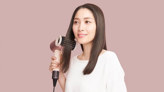 Dyson Supersonic Nural Shine ヘアドライヤー セラミックピンク ツヤ出しツールを付けて髪を乾かす様子