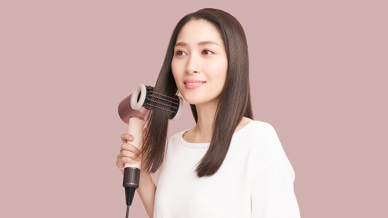 Dyson Supersonic Nural Shine ヘアドライヤー セラミックピンク ツヤ出しツールを付けて髪を乾かす様子