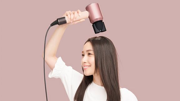 Dyson Supersonic Nural Shine ヘアドライヤー セラミックピンク で髪を乾かす様子