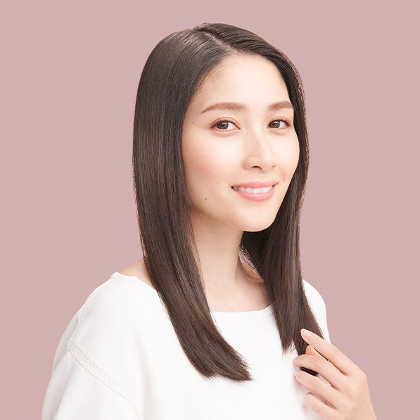 Dyson Supersonic Nural Shineヘアドライヤーでスタイリングした女性モデル
