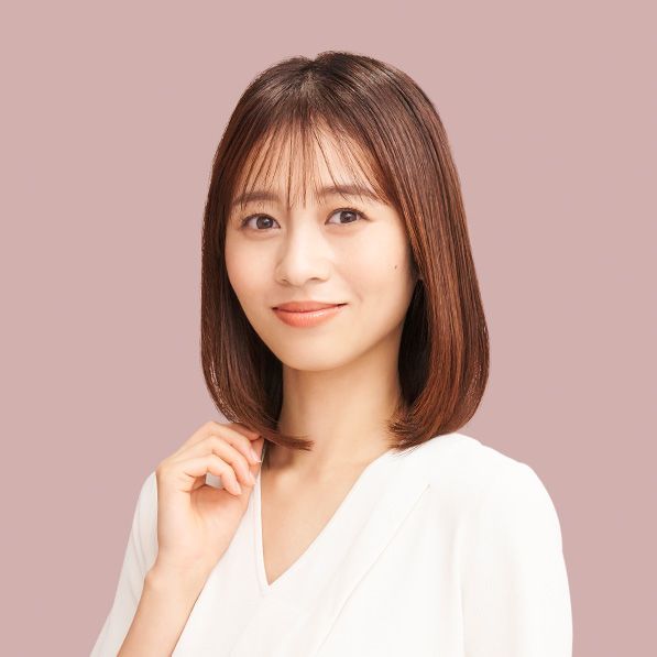 Dyson Supersonic rヘアドライヤーでスタイリングした女性モデル