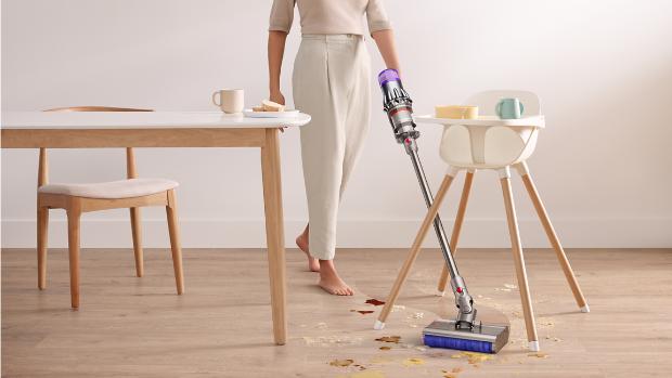 다이슨 V디지털 슬림 서브마린 물 청소 헤드의 각도를 조절해 유아용 식탁 의자 다리 사이를 이동하는 모습.