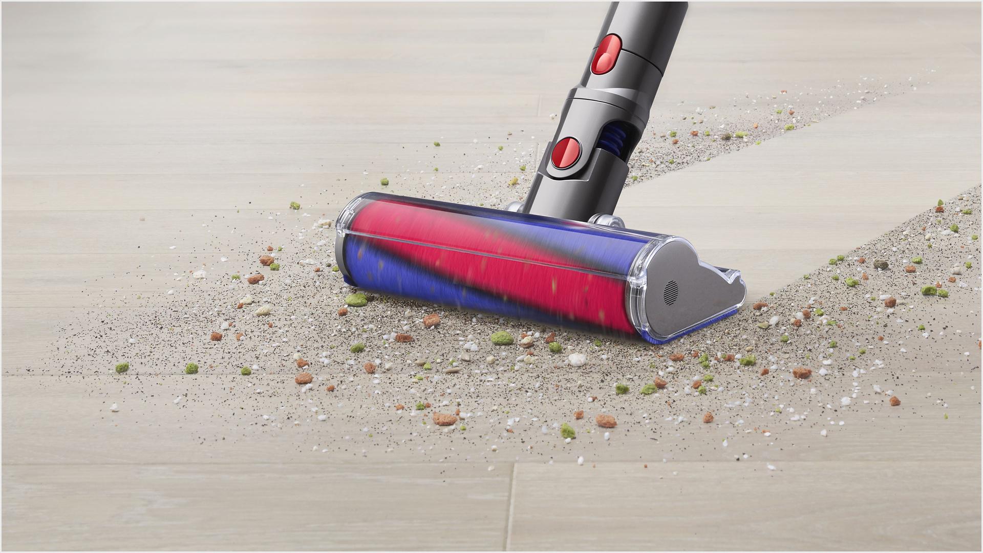 슬림 플러피 클리너 헤드로 마룻바닥을 청소하는 이미지