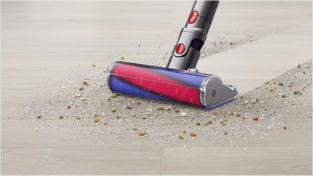 슬림 플러피 클리너 헤드로 마룻바닥을 청소하는 이미지