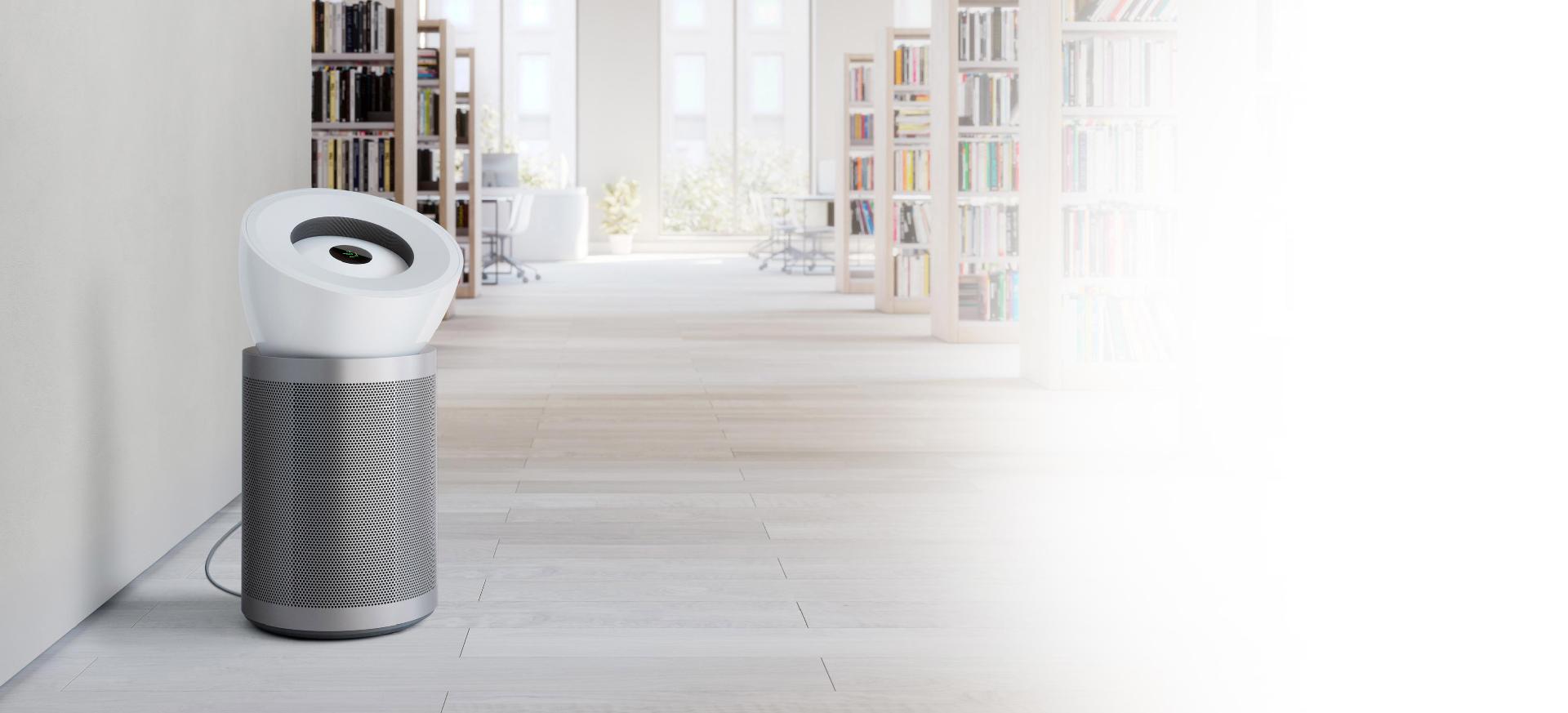 جهاز HEPA Big+Quiet Formaldehyde في مكتبة.