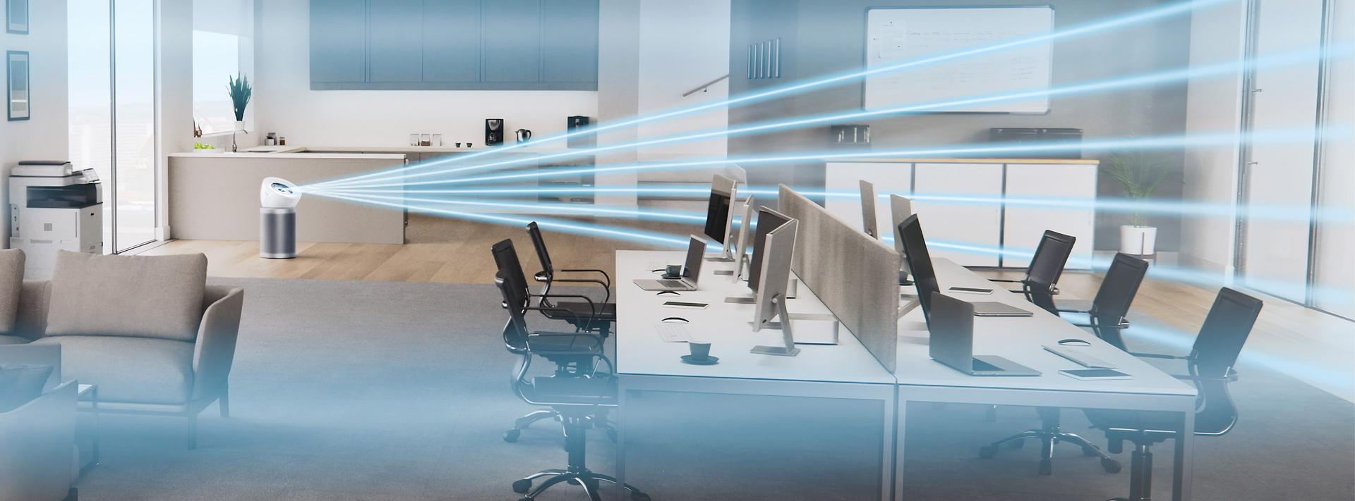 جهاز Dyson HEPA Big+Quiet Formaldehyde بينما يُنقِّي مساحة مكتبية.