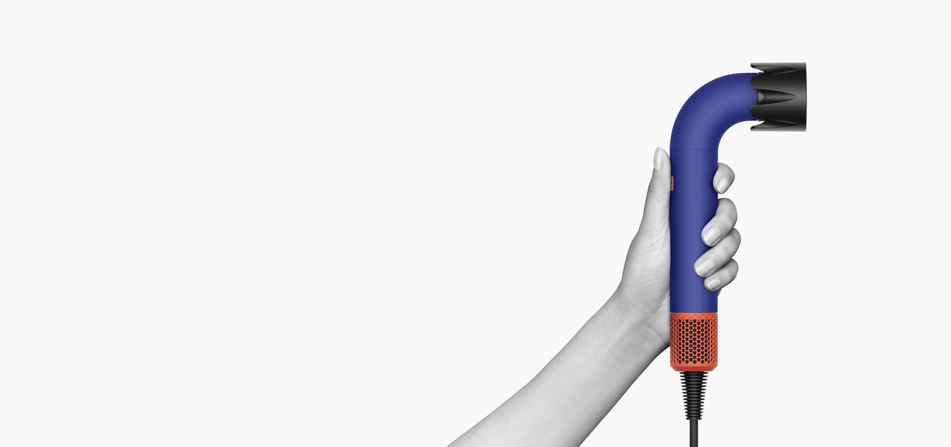 Ręka trzymająca suszarkę do włosów Dyson Supersonic r Professional.