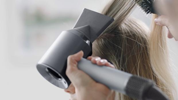 מייבש השיער Dyson Supersonic על שולחן בחדר במלון