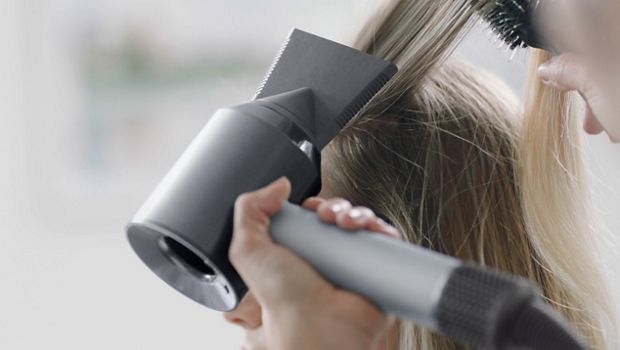 מייבש השיער Dyson Supersonic על שולחן בחדר במלון