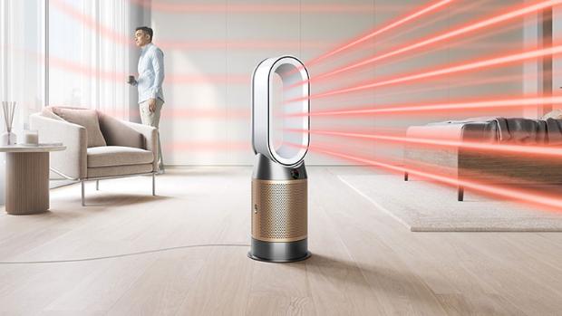 جهاز Dyson Purifier Hot+Cool Formaldehyde بينما يَضخ هواءً مُنقّى دافئاً