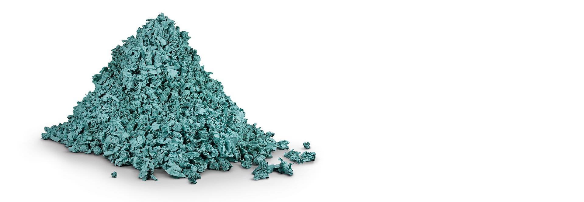 مناشف ورقية مستعملة متراكمة على شكل تل صغير على أرضية المكان.