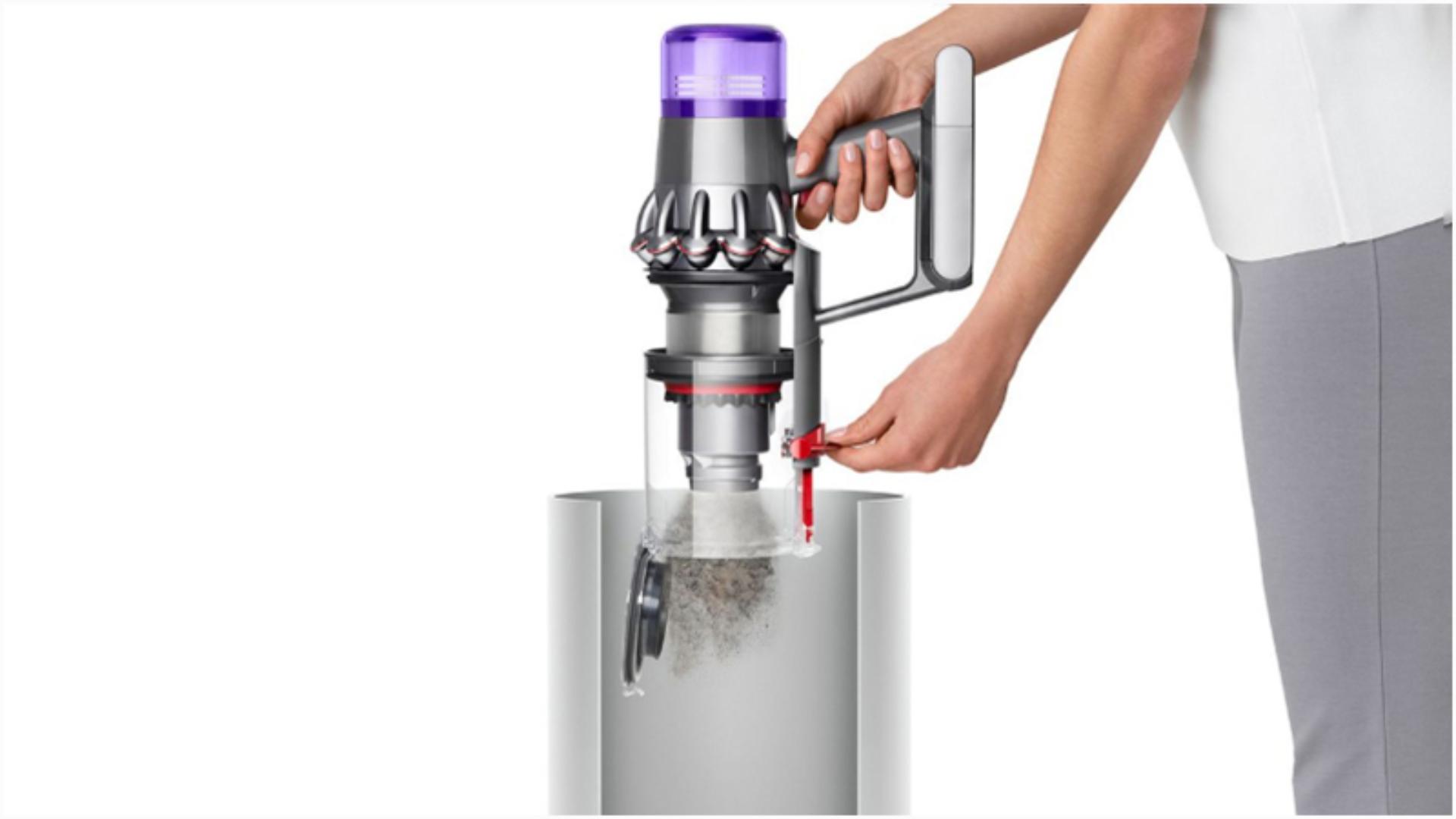 حاوية مكنسة Dyson V11 بينما يتم تفريغها