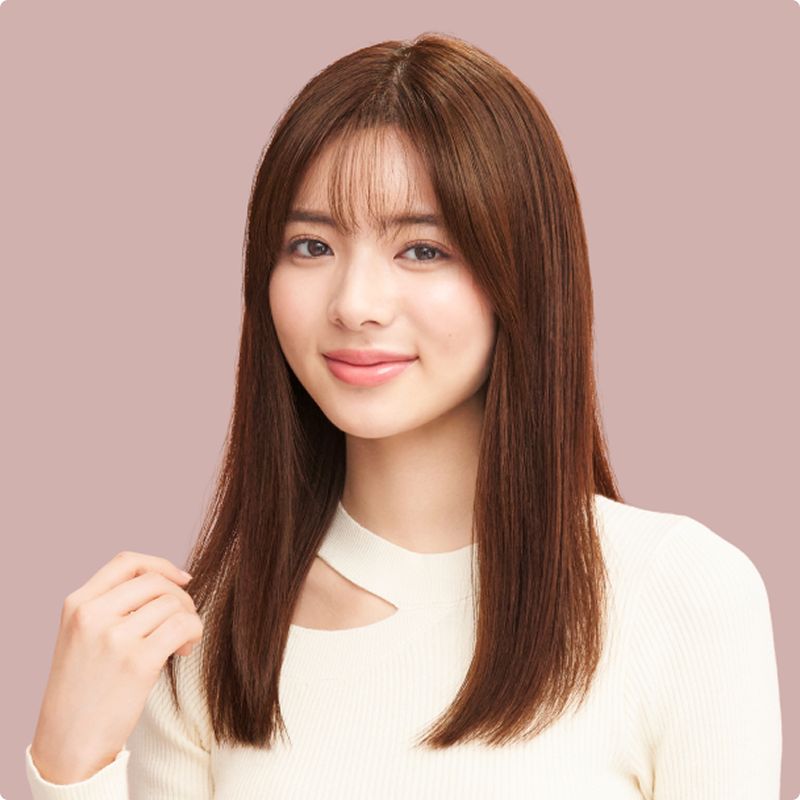  Dysonのヘアケア製品で髪をスタイリングした女性