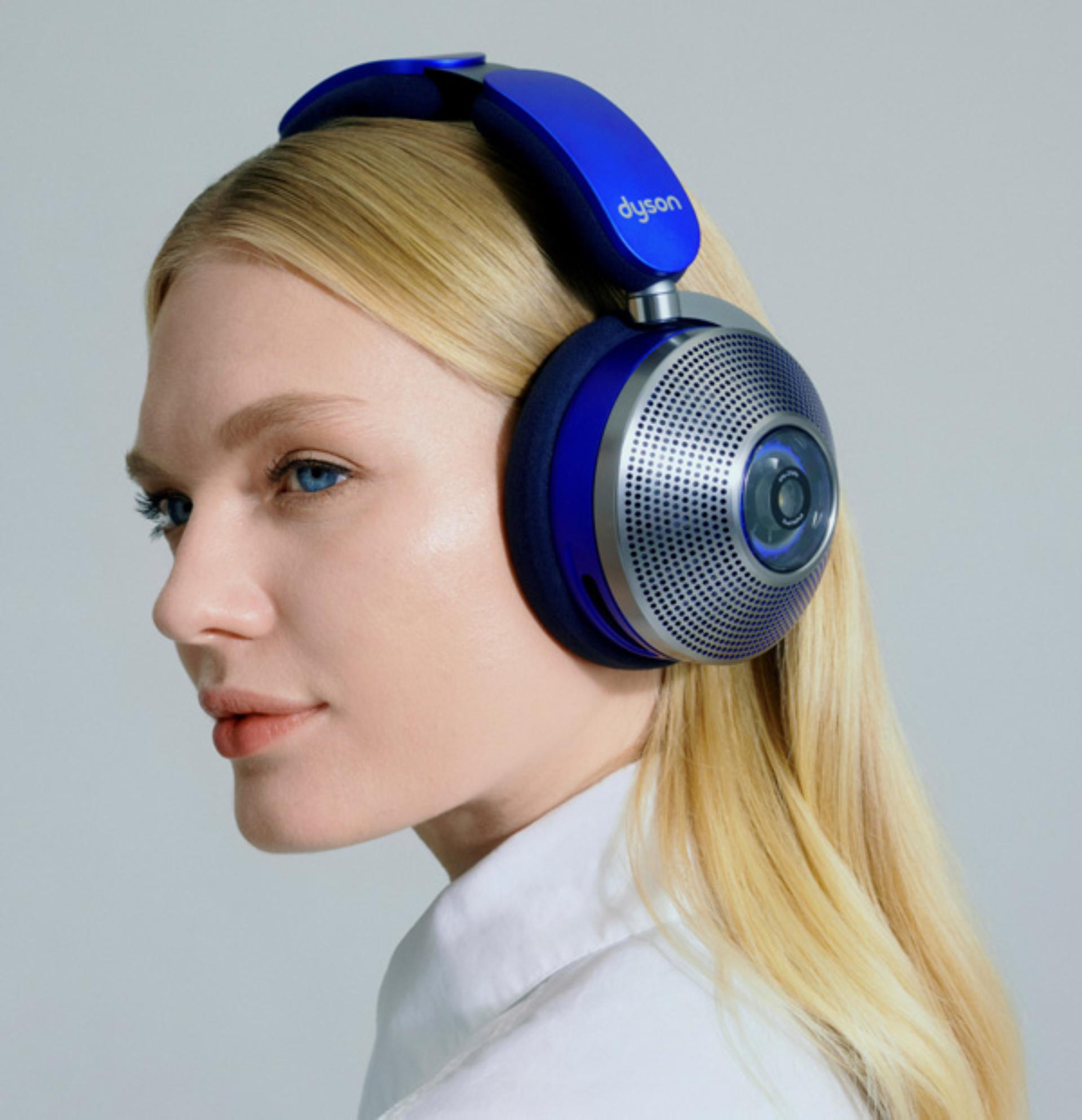 Kobieta ze słuchawkami Dyson Zone na głowie