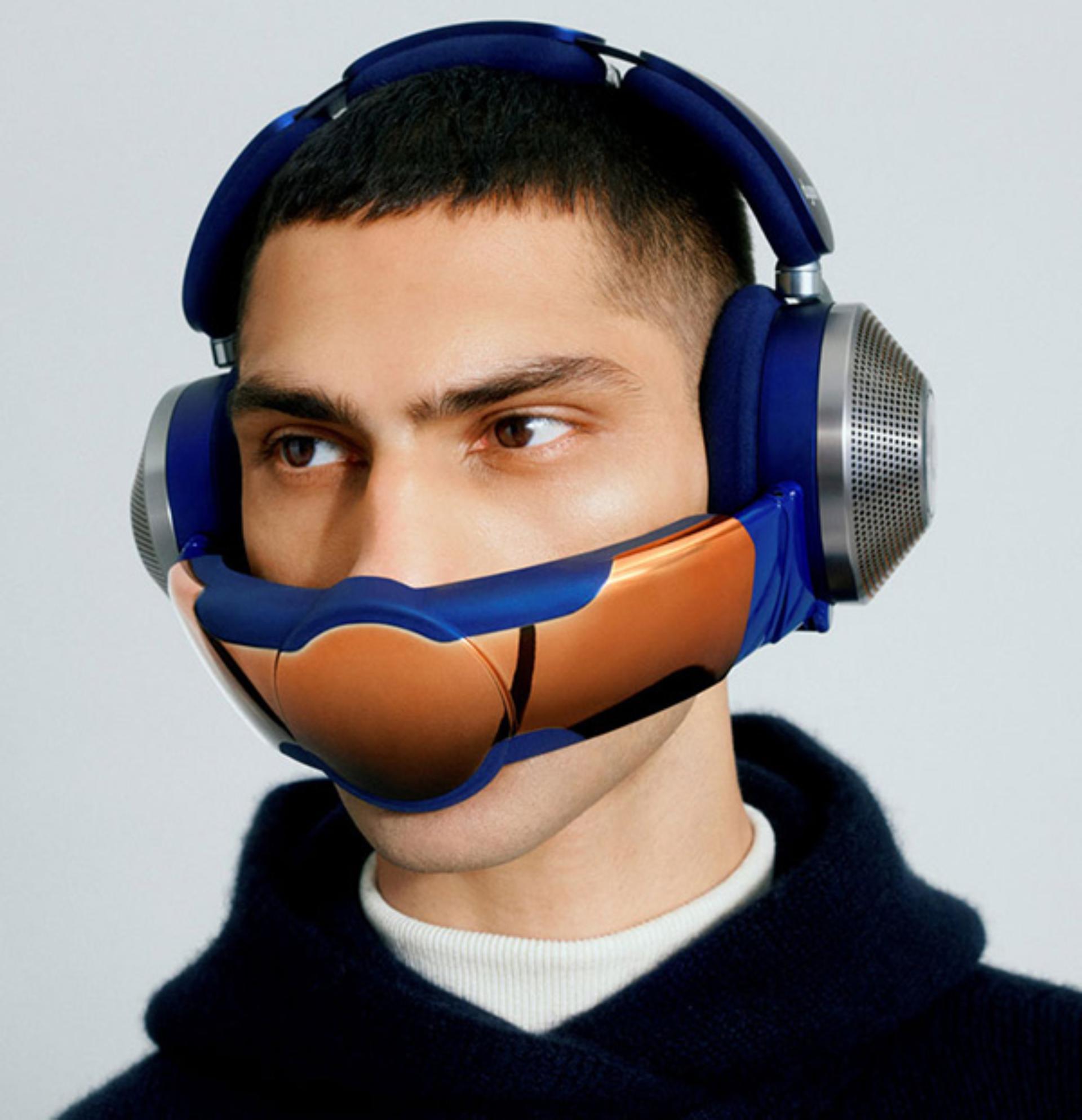 Mężczyzna używający słuchawek z oczyszczaczem powietrza Dyson Zone