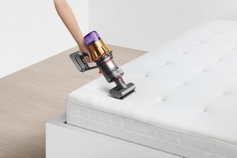 Matratze saugen mit Dyson V15 