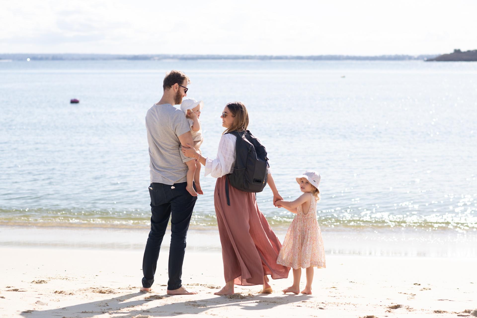 Lėja su šeima Sidnėjaus paplūdimyje su oro kokybės kuprine