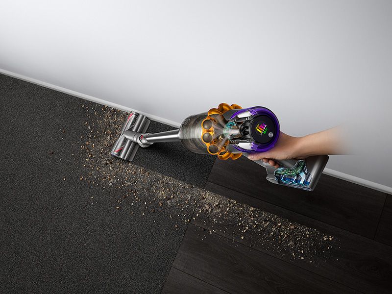 aspirateur V15 aspirant les miettes sur le parquet et la moquette