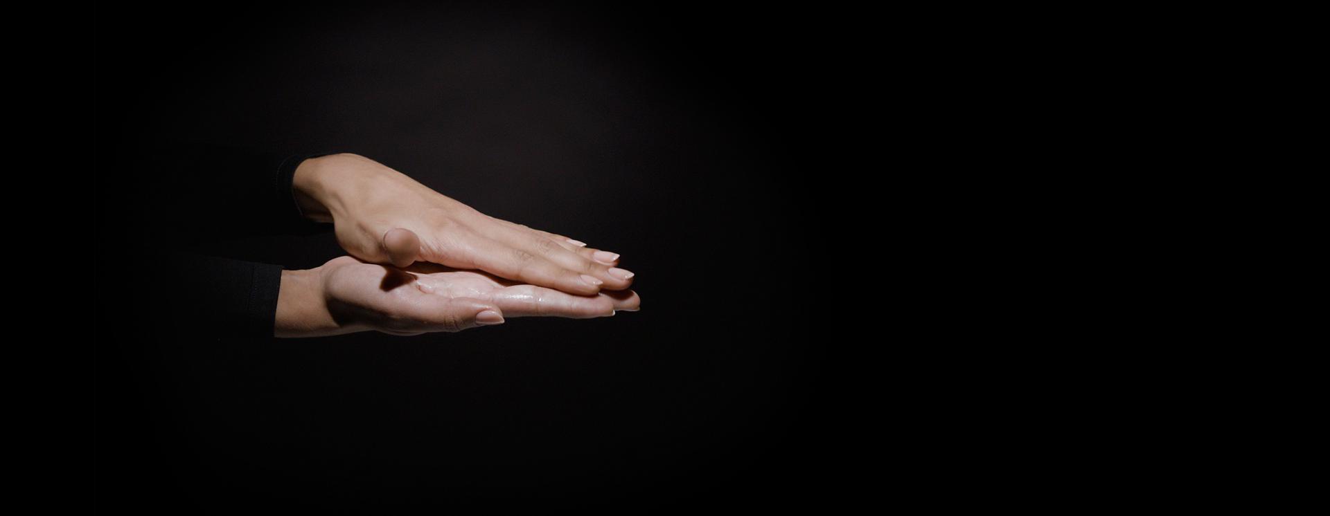 يدان تفركان المستحضر بين الكفين