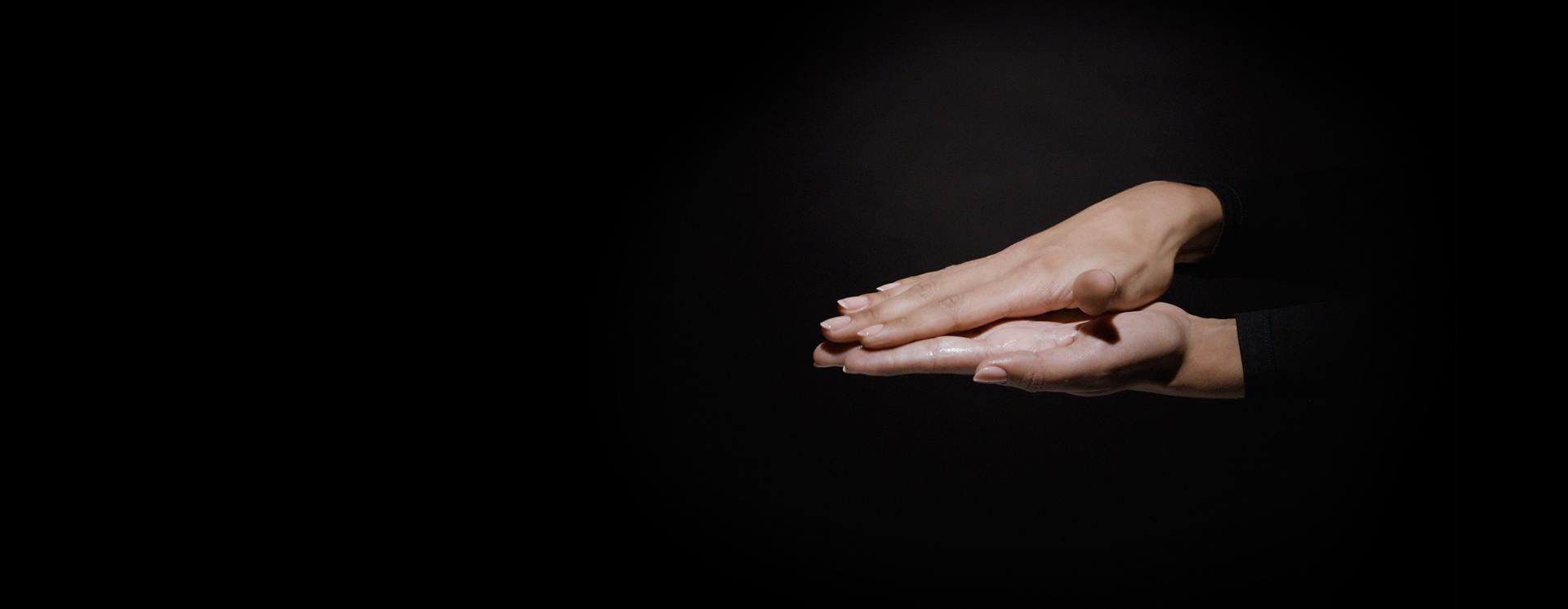 Ürünü avuçlarınızın içinde ovuşturan iki el