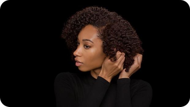 Modelka nakłada serum na swoją gotową stylizację