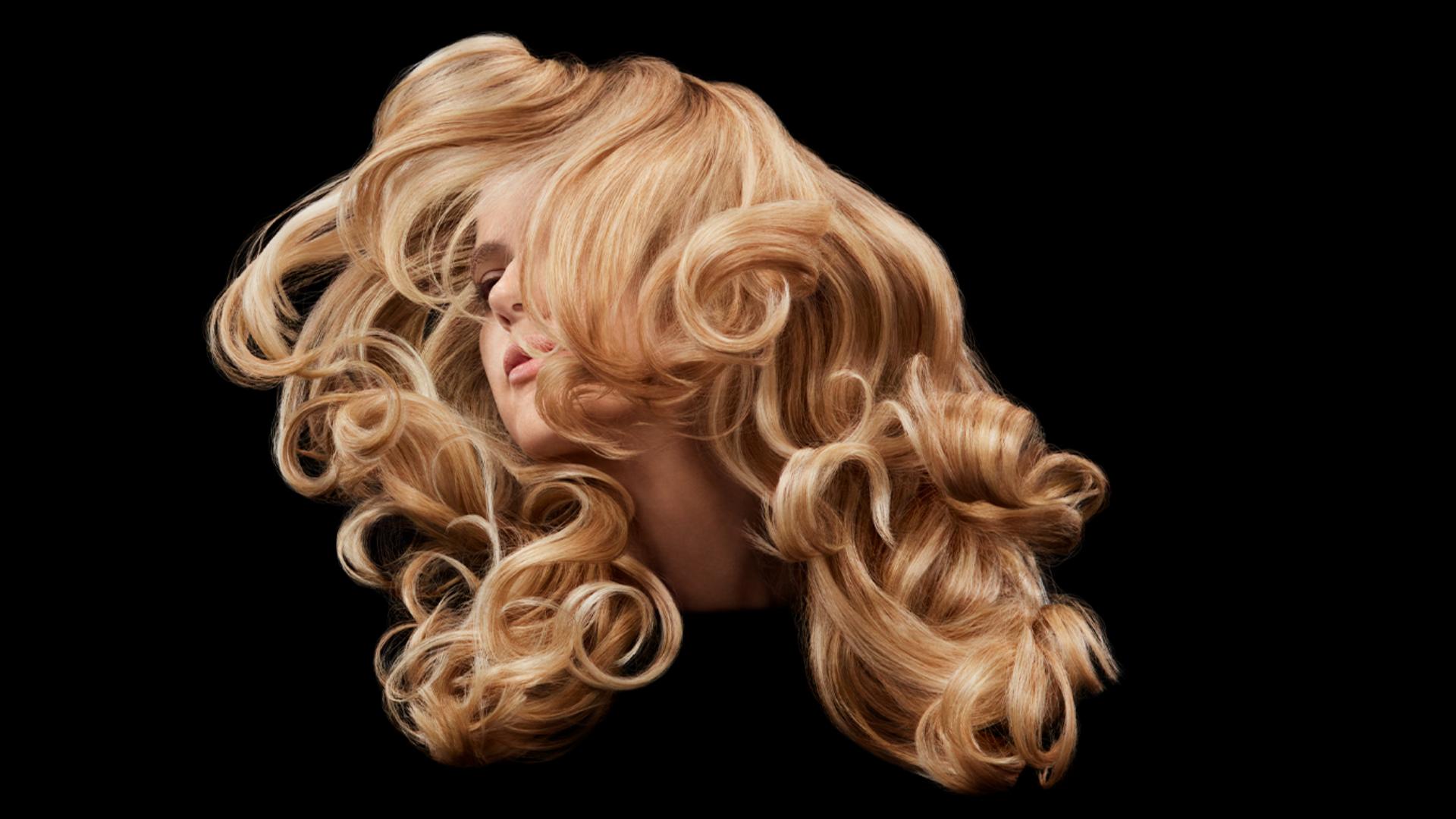 Pürüzsüz, parlak, şekillendirilmiş saçlara sahip model