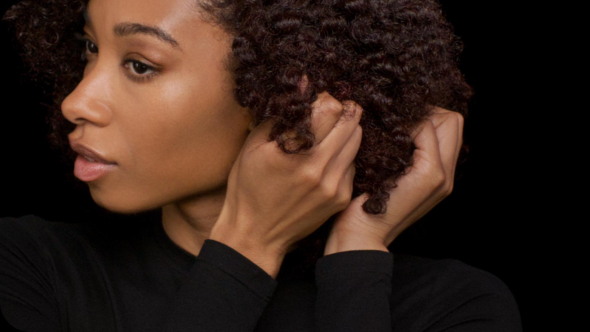 عارِضة تضع على شعرها سيروم ما بعد التصفيف Dyson Chitosan