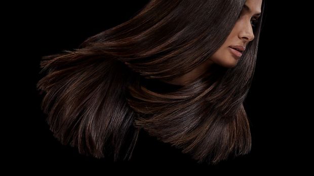 عارِضة شعرها مُصفَّف أنيق ولامع