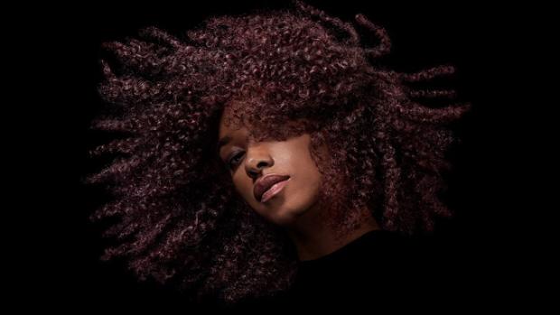 عارِضة قبل وبعد تصفيف شعرها.