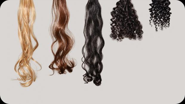 خصلات شعر مُجعَّدة بشكل طبيعي إلى شعر ملفوف بألوان متنوعة معلقة على خط في المختبر