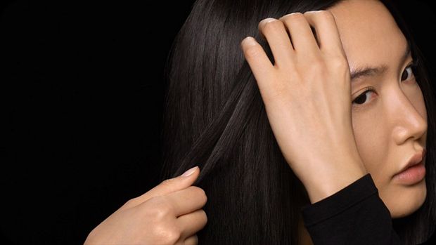 عارِضة تضع على شعرها سيروم ما بعد التصفيف Dyson Chitosan