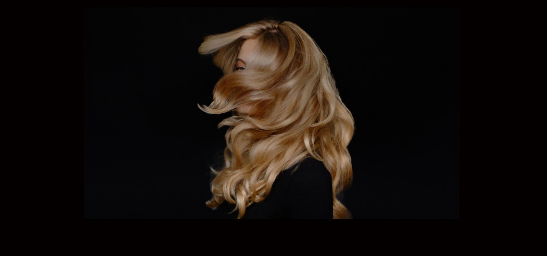 Modelka z blond włosami po użyciu serum Dyson Chitosan