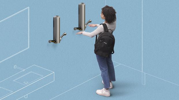 Kobieta używająca Dyson Airblade do wysuszenia dłoni