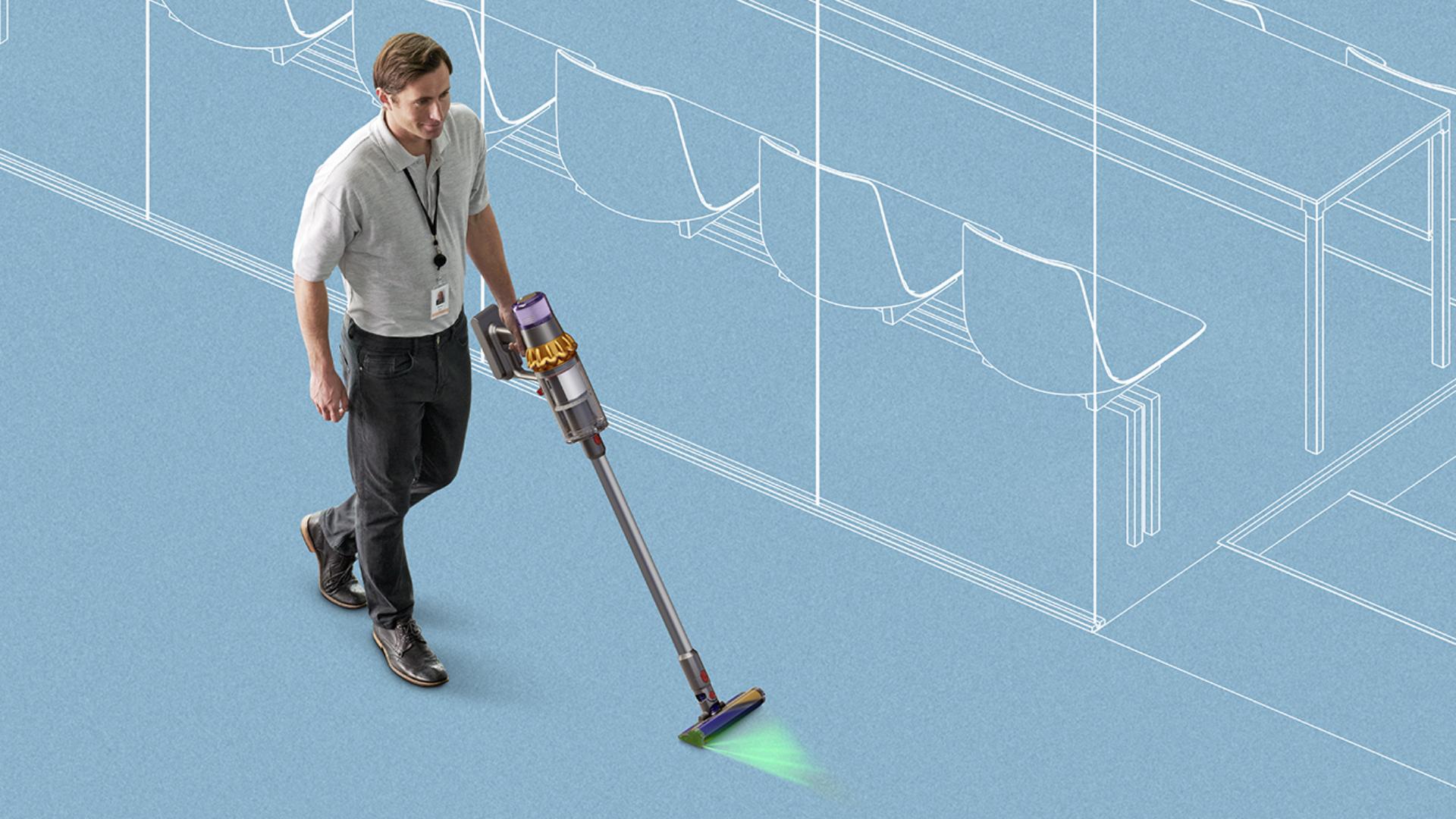 Mężczyzna używający bezprzewodowego odkurzacza Dyson do czyszczenia podłogi
