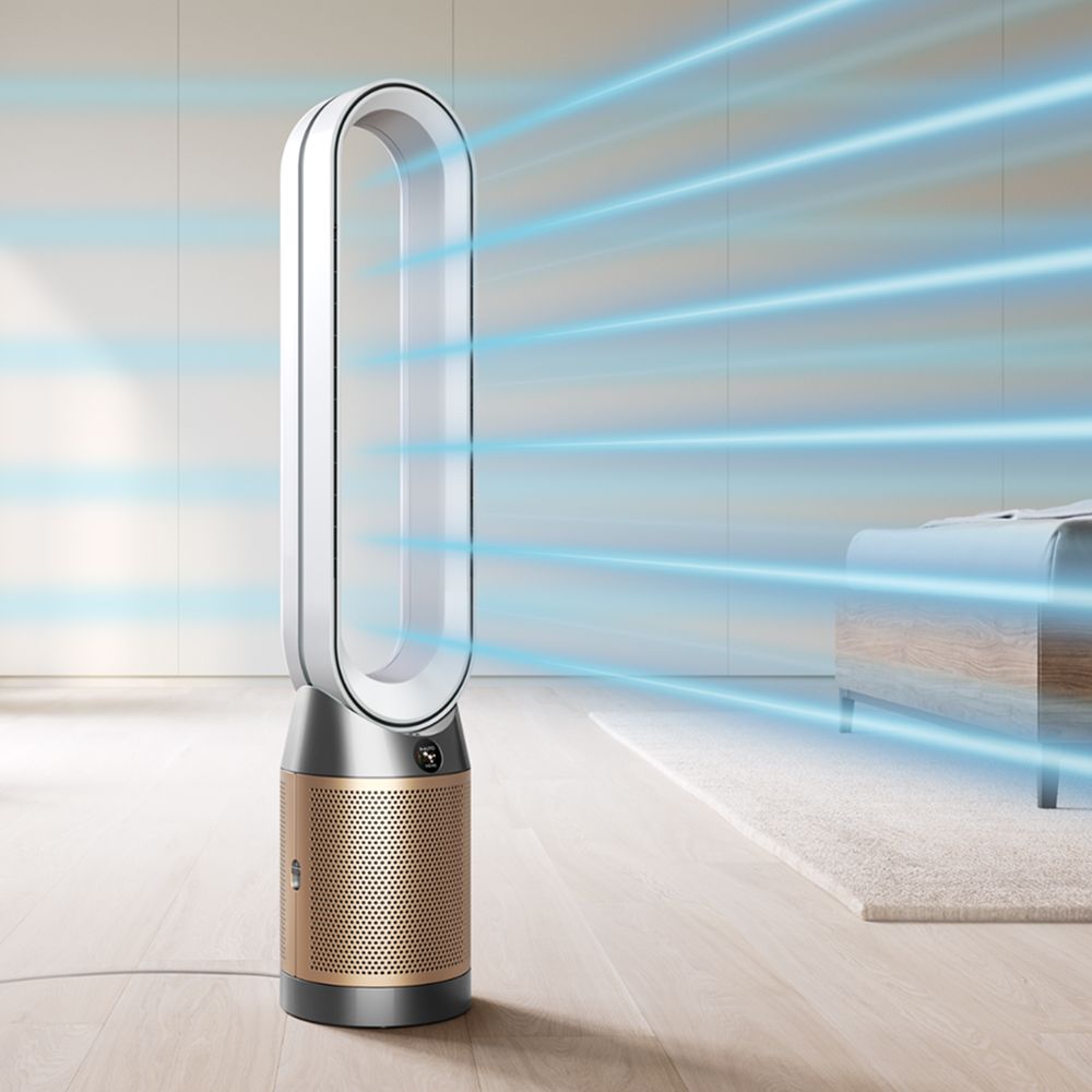 „Dyson“ ventiliatorius skleidžia galingą oro srautą didelėje patalpoje.