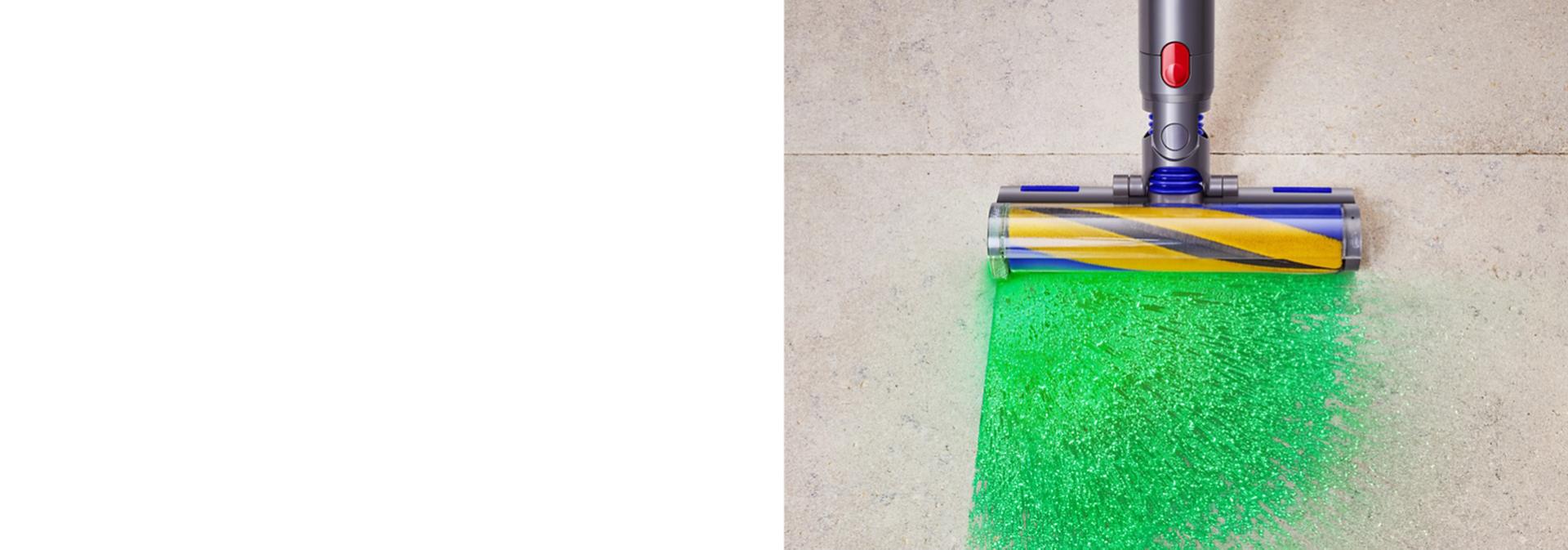 Dyson Fluffy optiskā putekļsūcēja uzgalis atklāj neredzamus putekļus uz flīžu grīdas.